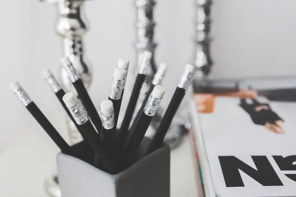 Personne rangeant un bureau et triant des objets pour plus d'ordre
