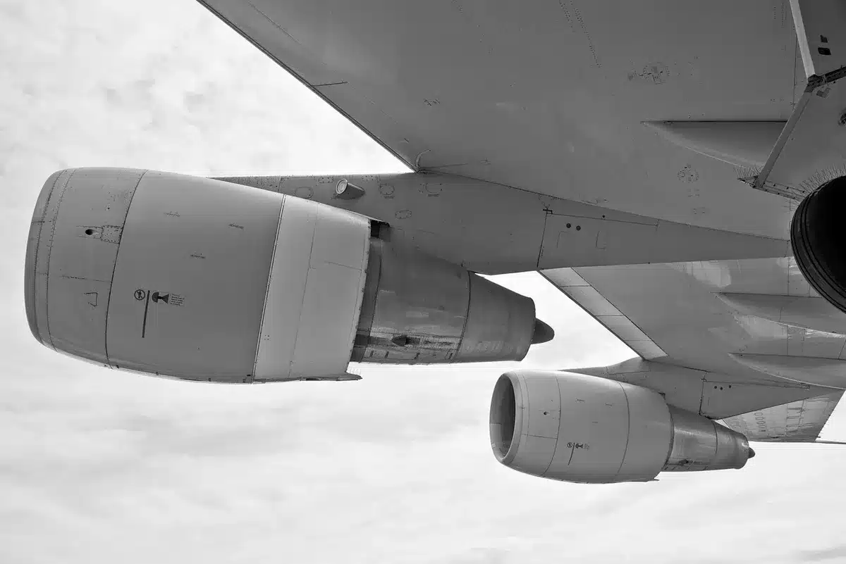 Passagers échangeant des reproches dans une cabine d'avion en plein jour
