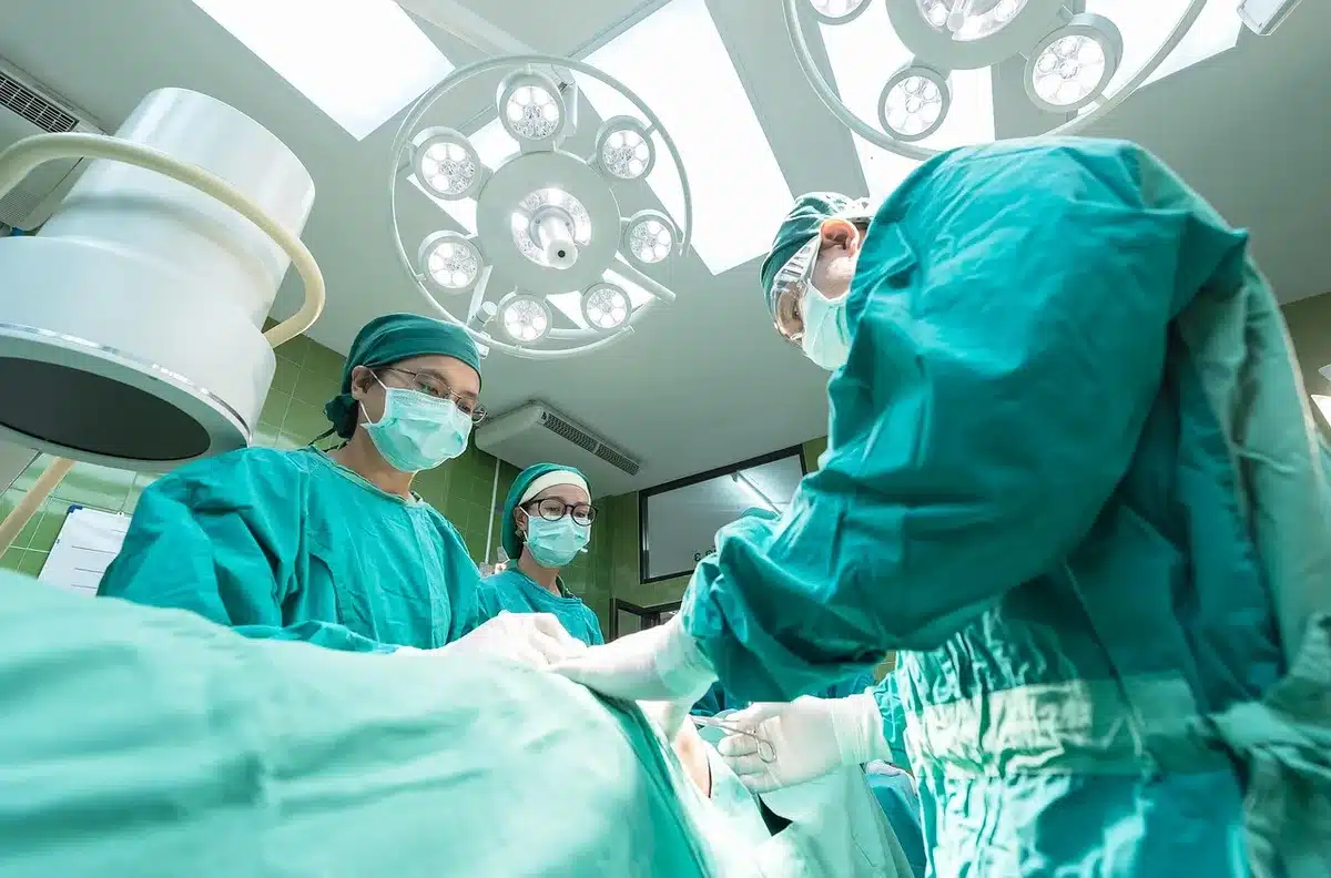 Dossiers médicaux et reçu hospitalier sur une table