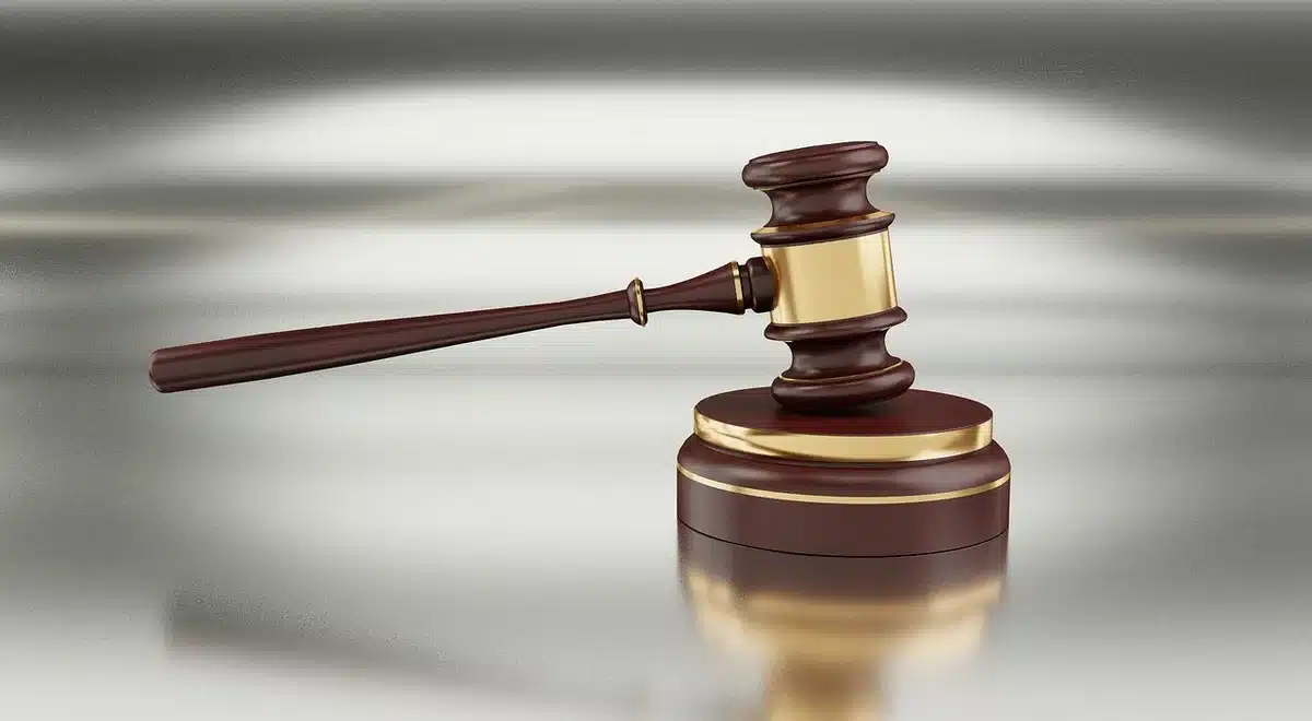 Documents juridiques et marteau de juge sur une table