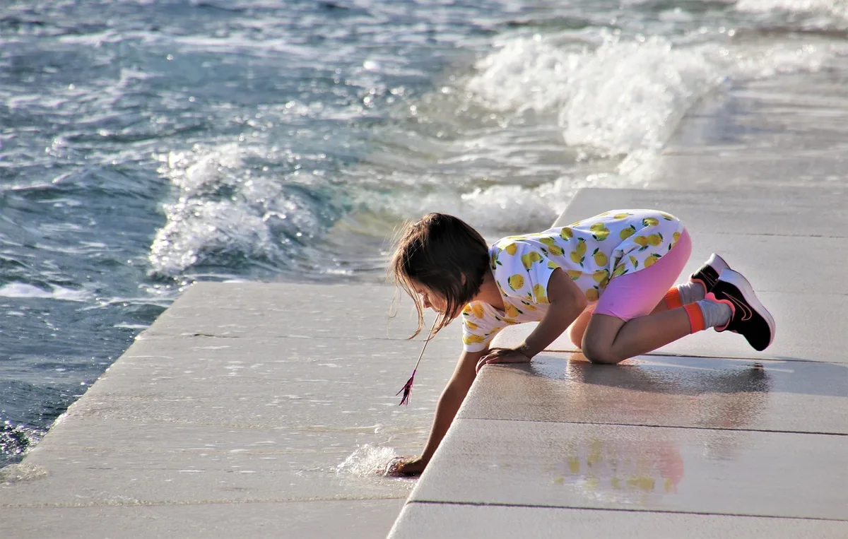 Piscine à vagues vide avec chaise de surveillant et vagues puissantes