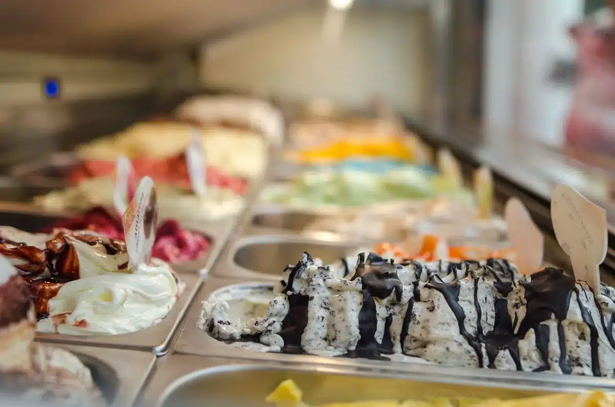 Touristes devant un comptoir de gelateria près d'une place historique