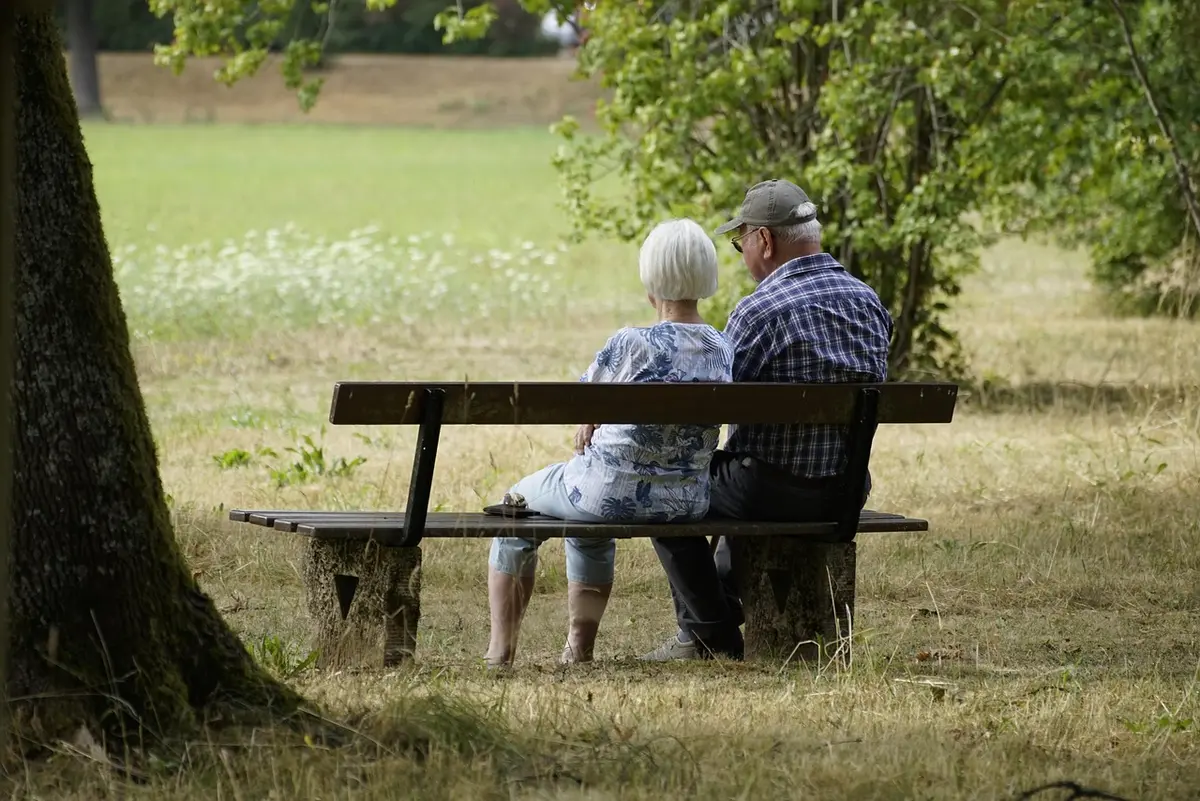 Couple prenant une pause lors d'une dispute pour se réguler