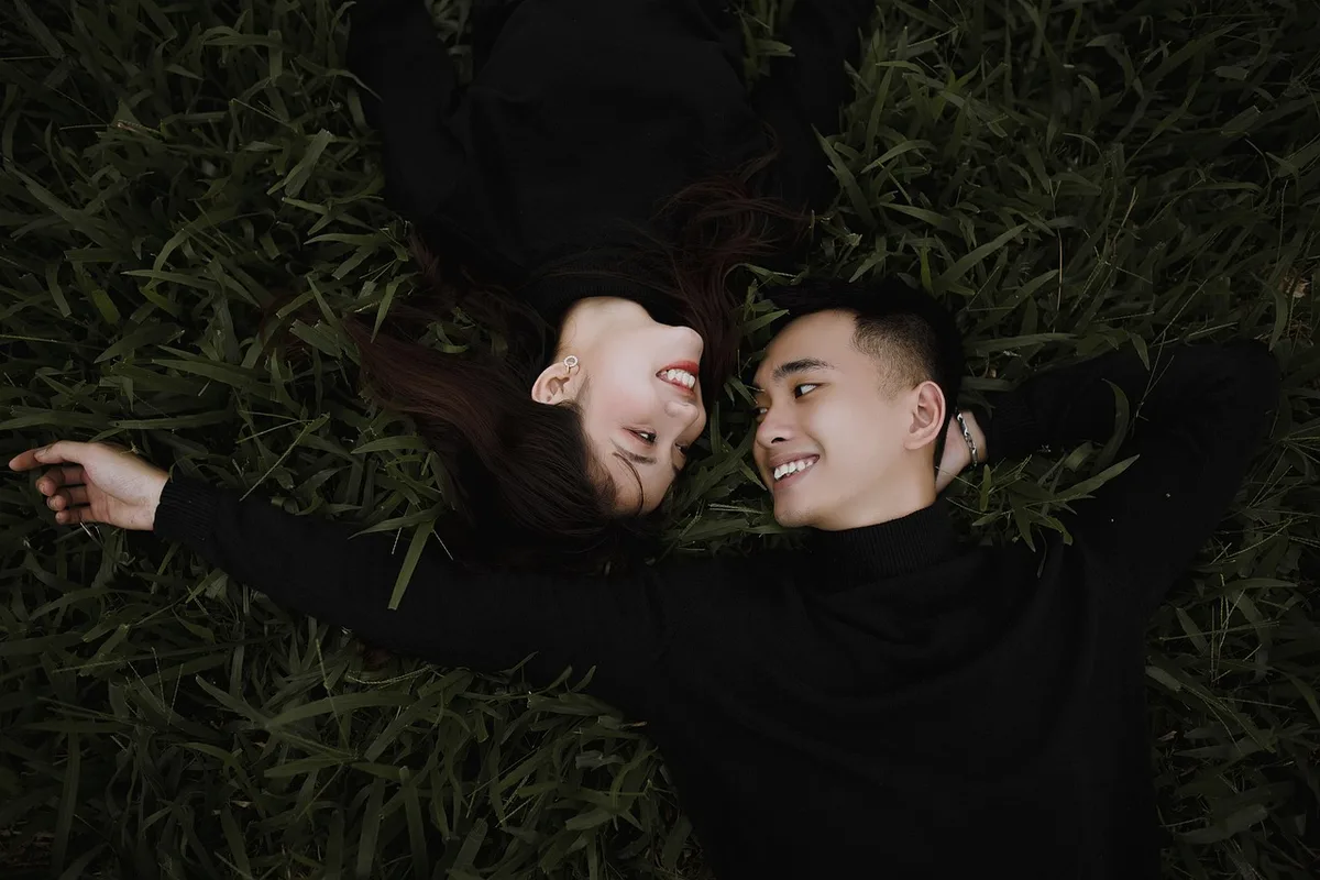 Couple planifiant et notant des détails ensemble