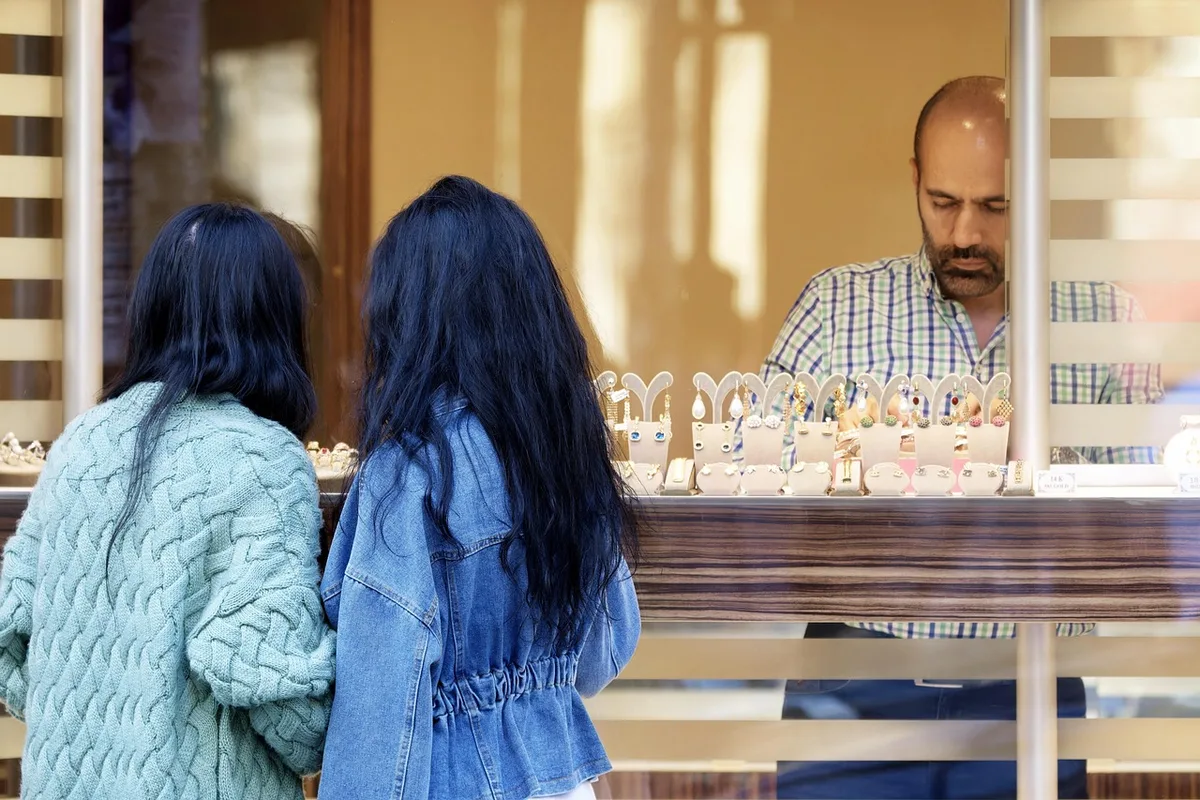 Vitrine de musée vide suggérant un objet volé ou disparu
