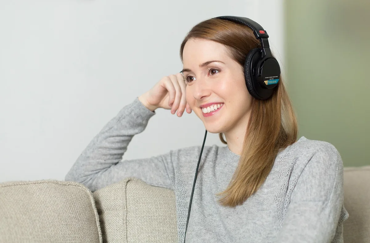 Femme attentive écoutant avec sérieux et bienveillance lors d'une conversation.