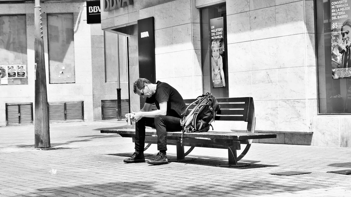 Personne assise à un bureau les mains sur le visage montrant la fatigue décisionnelle