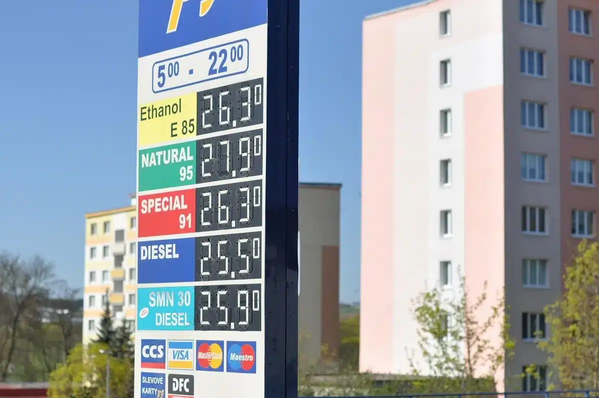 Technicien près d'une pompe avec un afficheur numérique de prix
