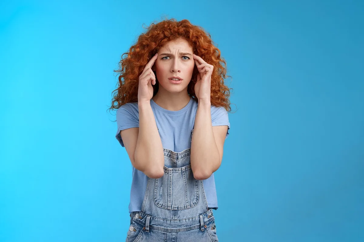 Femme concentrée en train de réfléchir avec un regard analytique