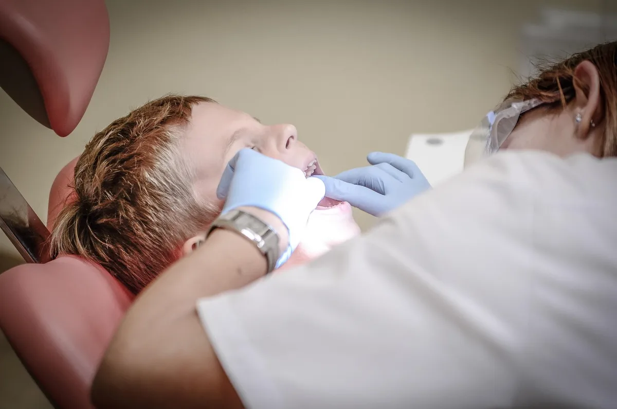 Chien montrant des signes de problèmes dentaires : mauvaise haleine, gencives enflammées et tartre visible sur les dents