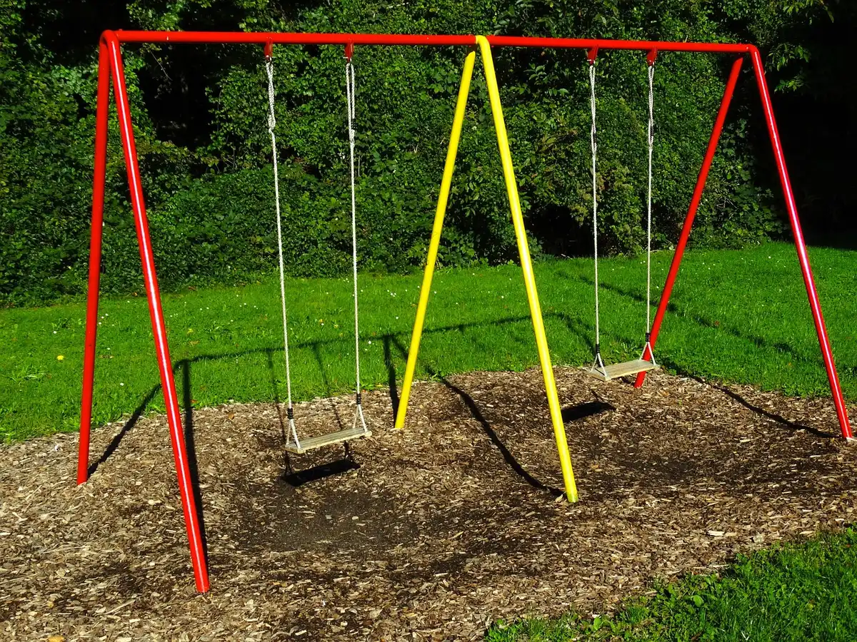 Aire de jeux inclusive avec balançoires accessibles et panneaux tactiles