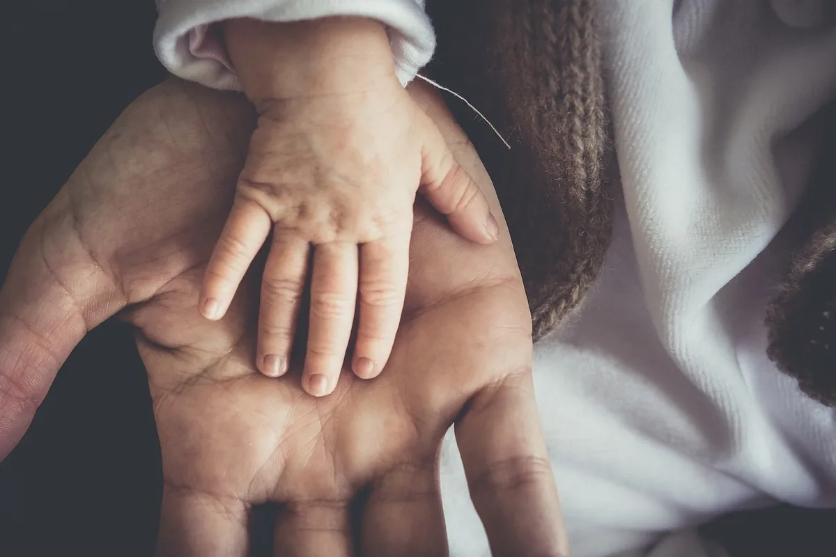 Un parent écoutant attentivement un enfant dans un cadre bienveillant et rassurant.