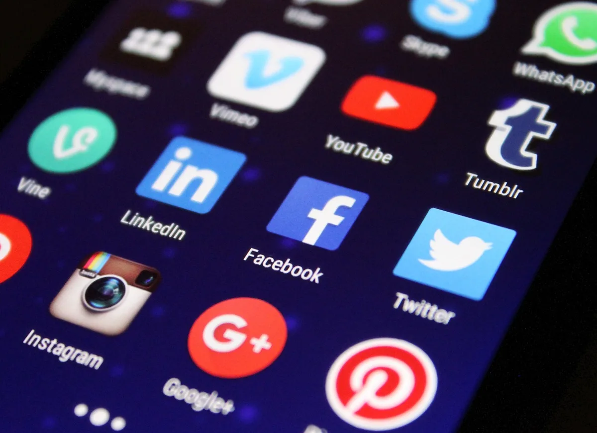 Écran de smartphone affichant une vidéo virale avec des commentaires et des partages