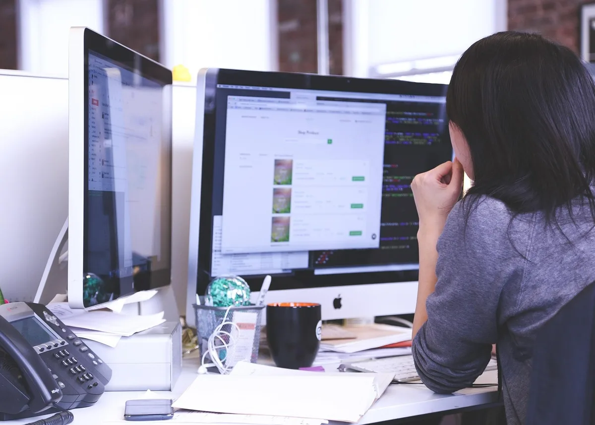 Commerçant organisant une promotion originale pour attirer les clients