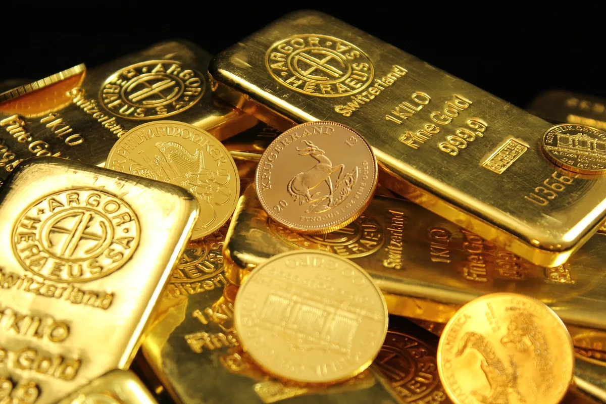 Pièces, pépites et lingots d'or découverts dans le coffre