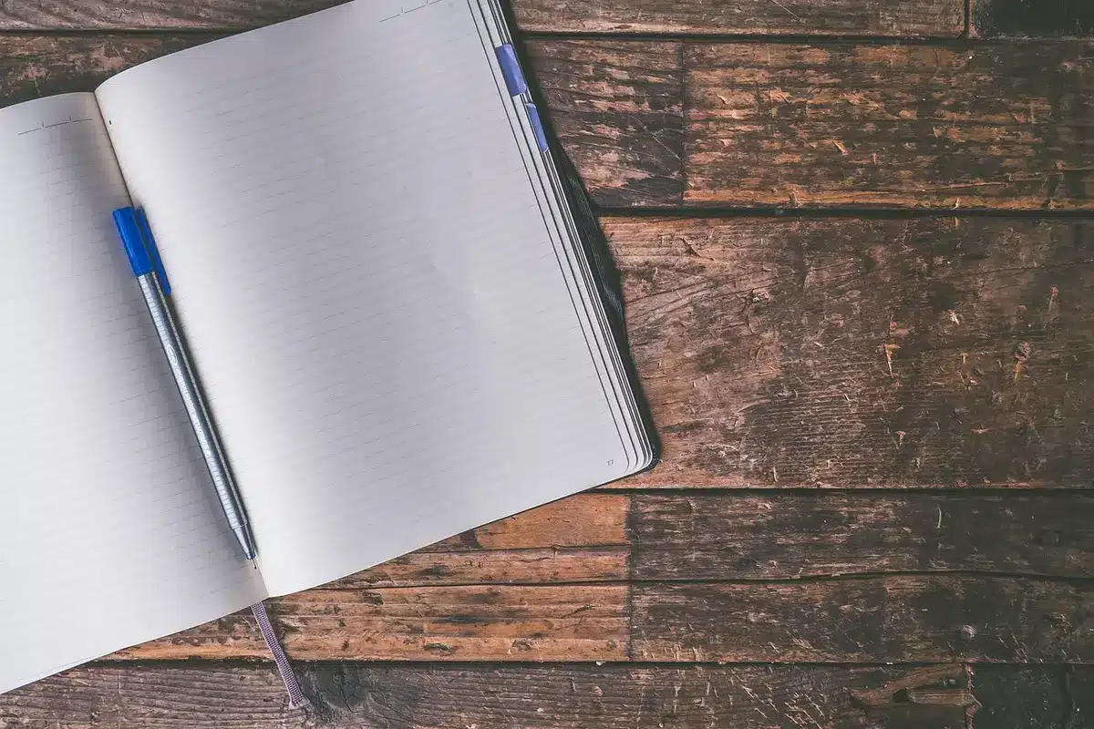 Documents financiers et calculatrice sur un bureau, revue de budget
