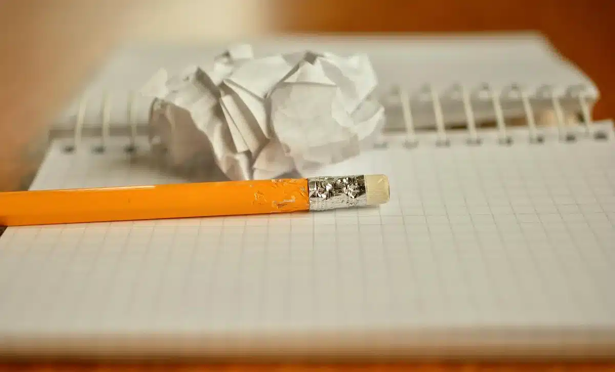 Couple examinant des documents ensemble dans un salon lumineux