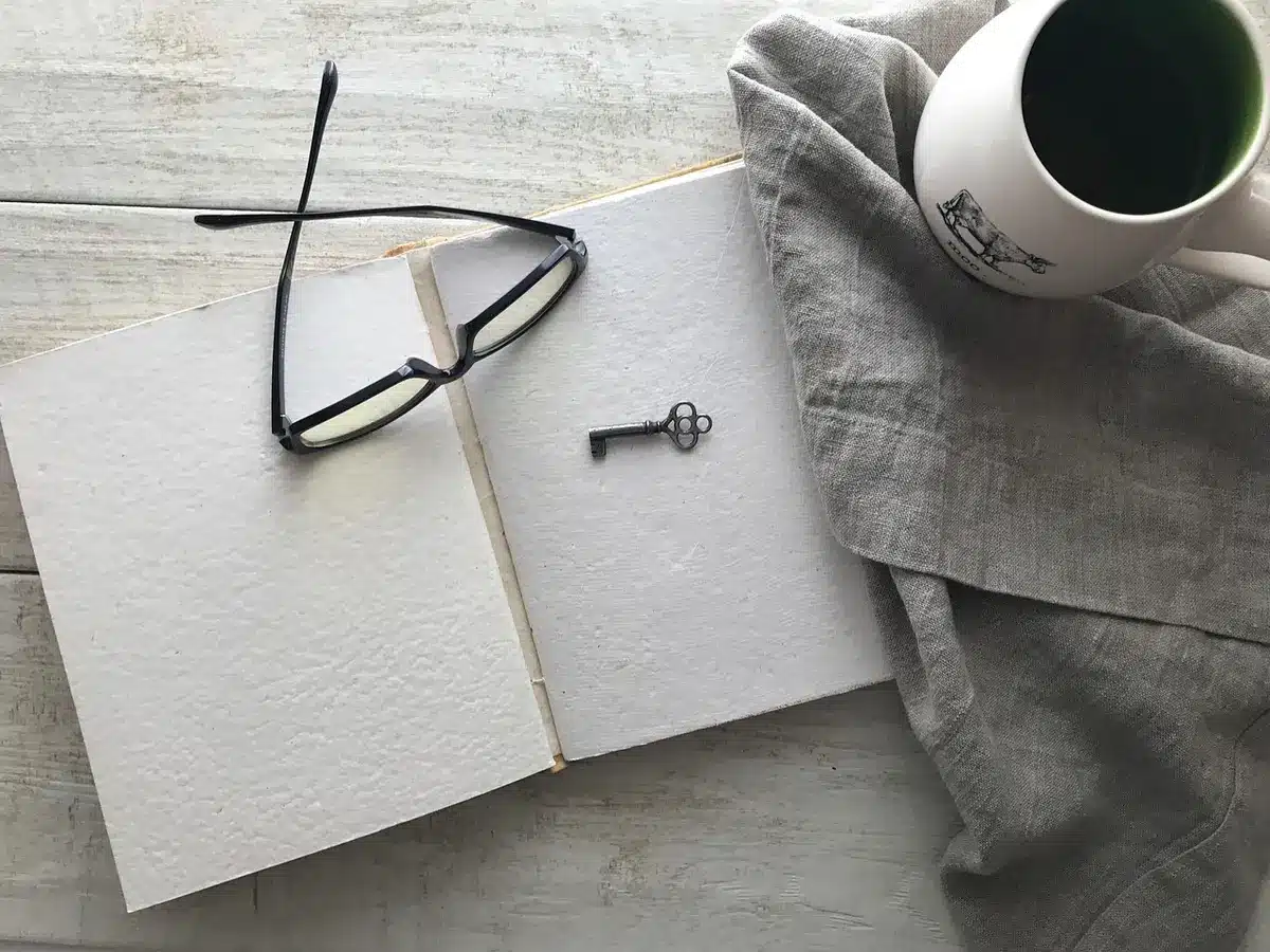 Coin travail lumineux et bien rangé avec fournitures accessibles