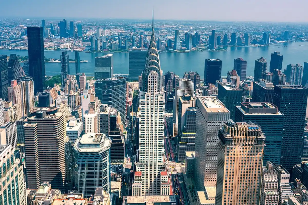 Vue extérieure d'un immeuble en S dominant la ville en plein jour