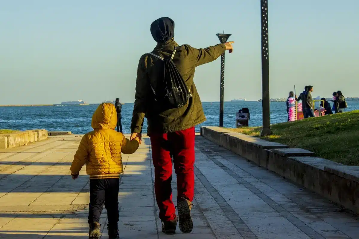 Parent s'éloignant quelques instants dans une pièce lumineuse