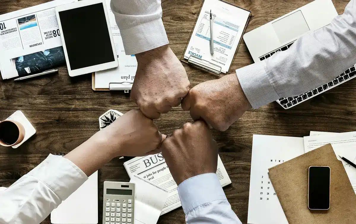 Table de cuisine avec calculatrice et papiers expliquant les montants des aides