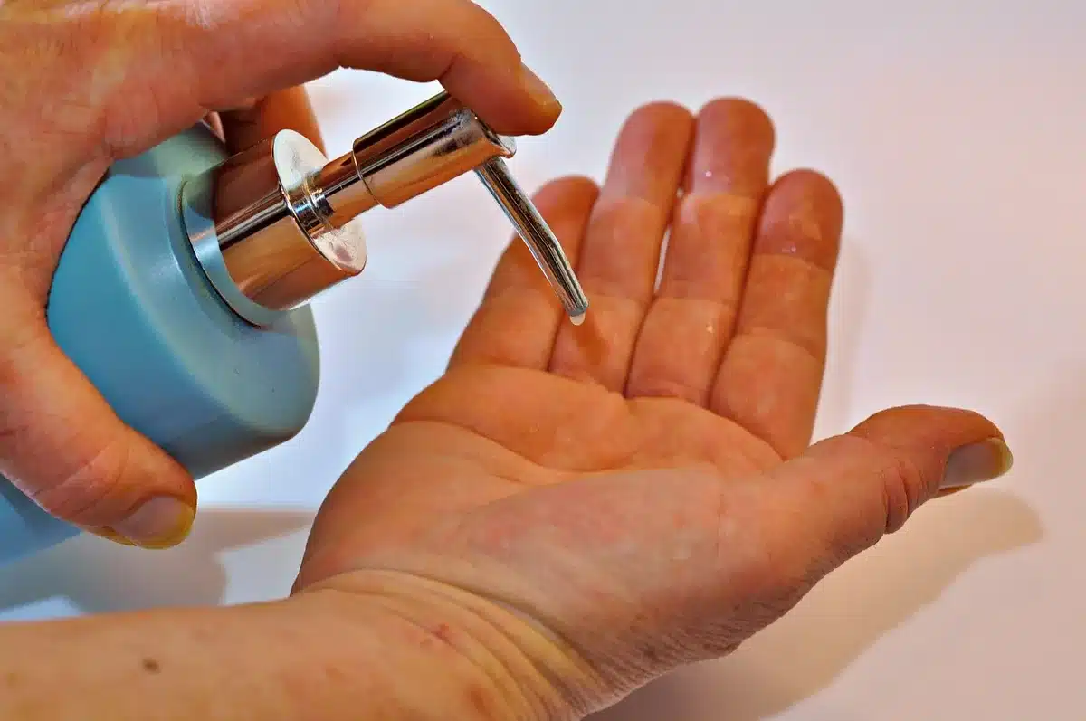 Lavage d'une plaie au savon et à l'eau comme geste d'urgence après une morsure