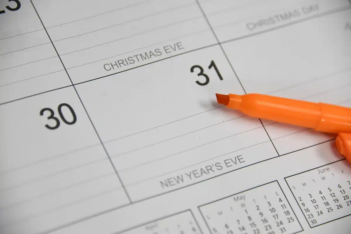 Calendrier et liste de tâches sur un bureau illustrant des échéances serrées