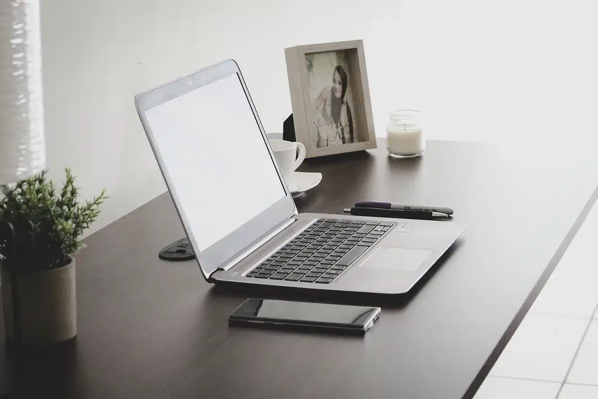 Personne en pause respiratoire au bureau, mains sur le ventre