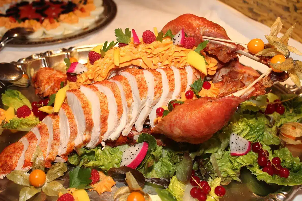 Buffet sain à bord montrant salades, légumes grillés et fruits frais