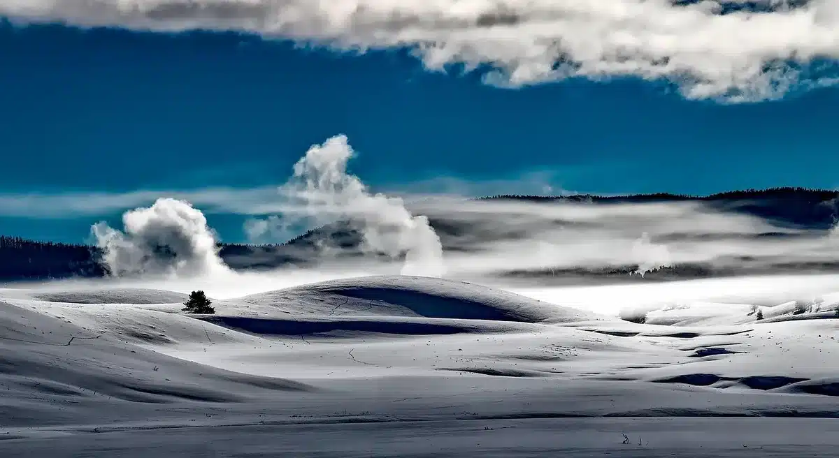 Bains nordiques en journée avec neige et cabane en arrière-plan