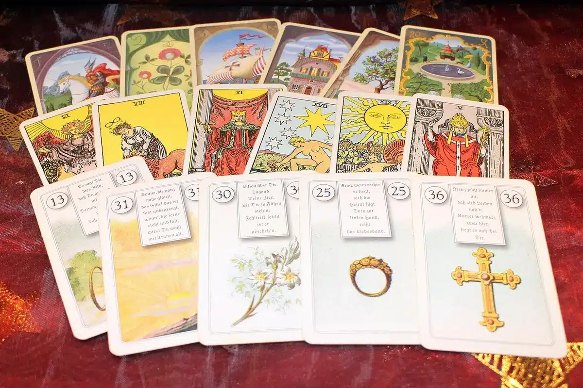 Cartes de tarot étalées sur une table illustrant le tarot comme miroir symbolique