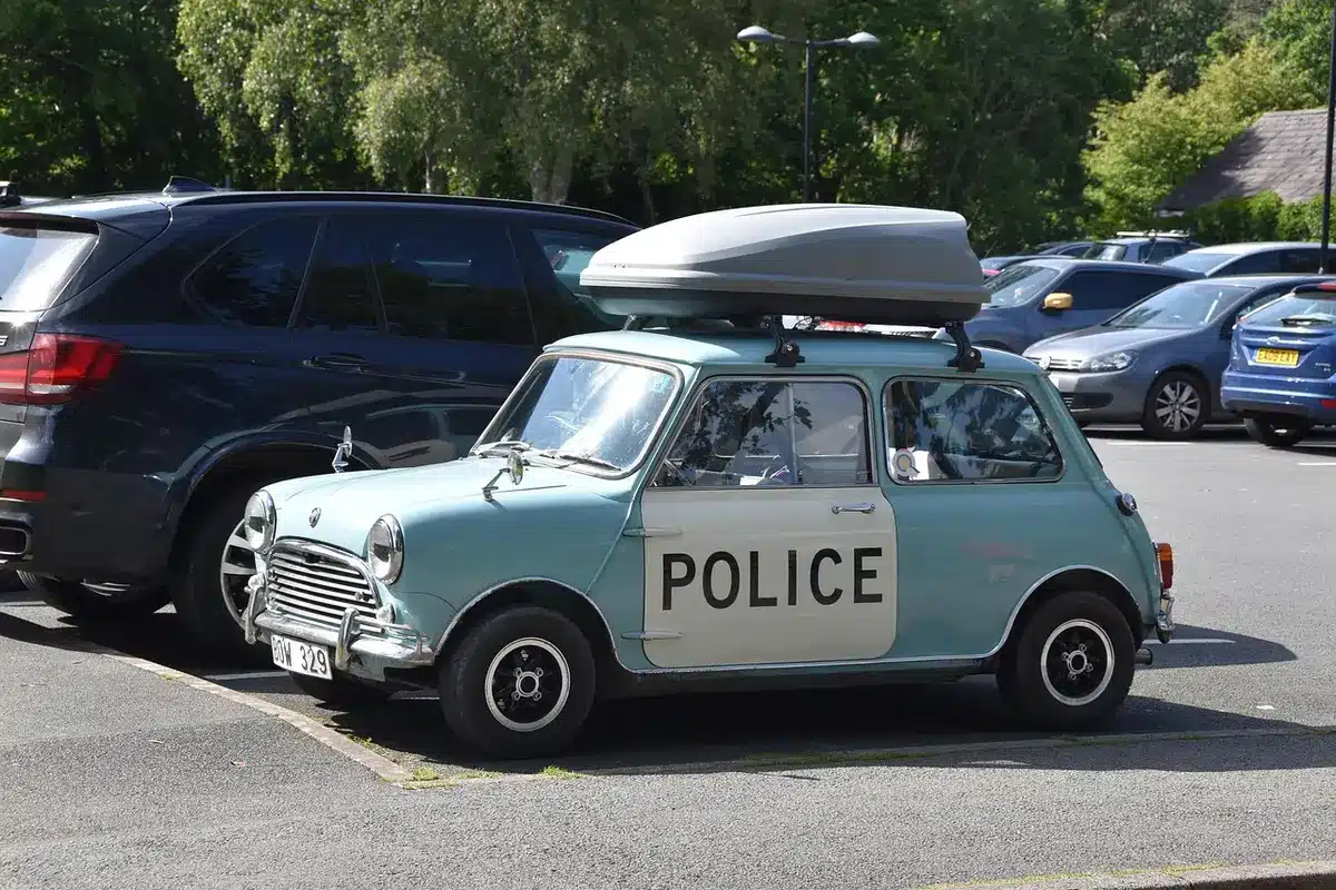 Voiture mise en fourrière sur plateau de dépanneuse en journée
