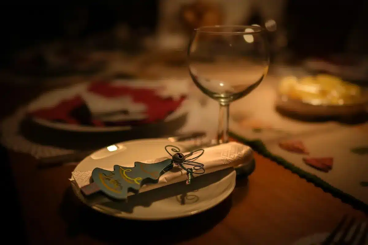 Deux personnes discutant calmement autour d'une table pour rééquilibrer une relation