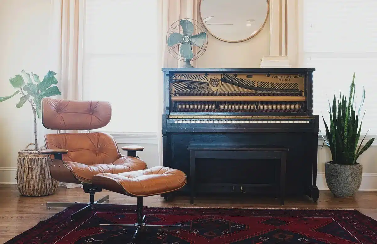 Conversation intime entre deux personnes anonymes dans un salon lumineux