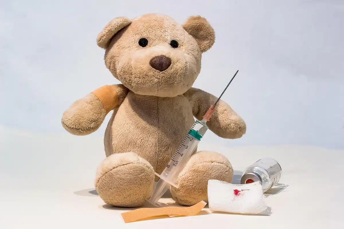 Chiot en consultation vétérinaire lors d'une vaccination