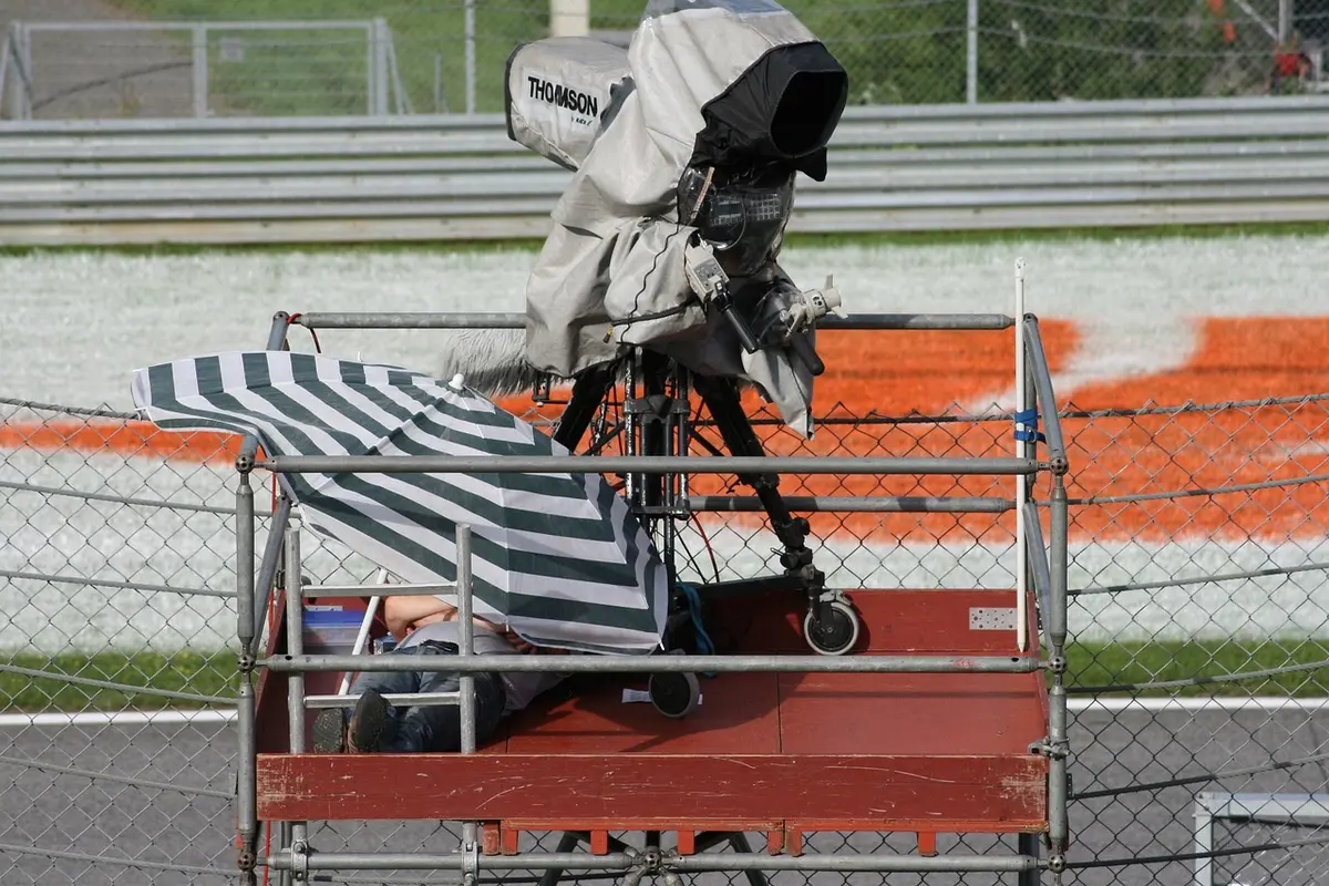 Régie de diffusion avec écrans et caméras pour la retransmission d'une course