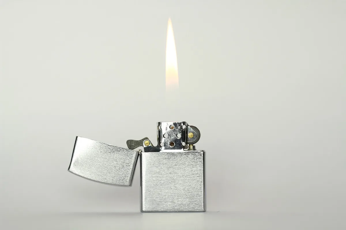 Objets équilibrés sur un bureau éclairé par la lumière du jour