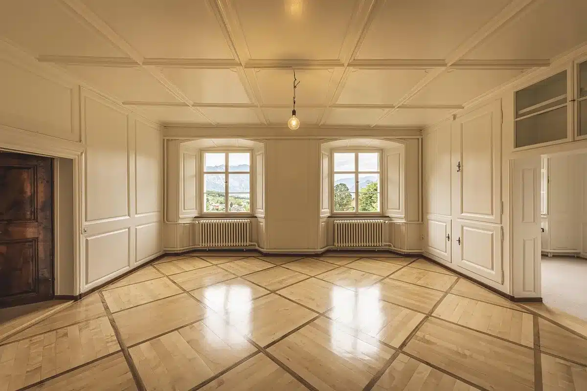 Chambre d'hôtel avec plafond effondré et moquette détrempée