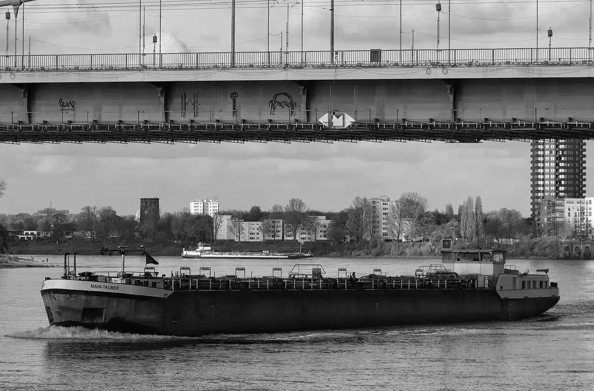 Barge au large utilisée pour hébergement, vue de jour