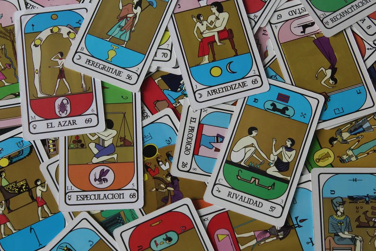 Étendue de cartes de tarot avec un tableau des nombres en arrière-plan