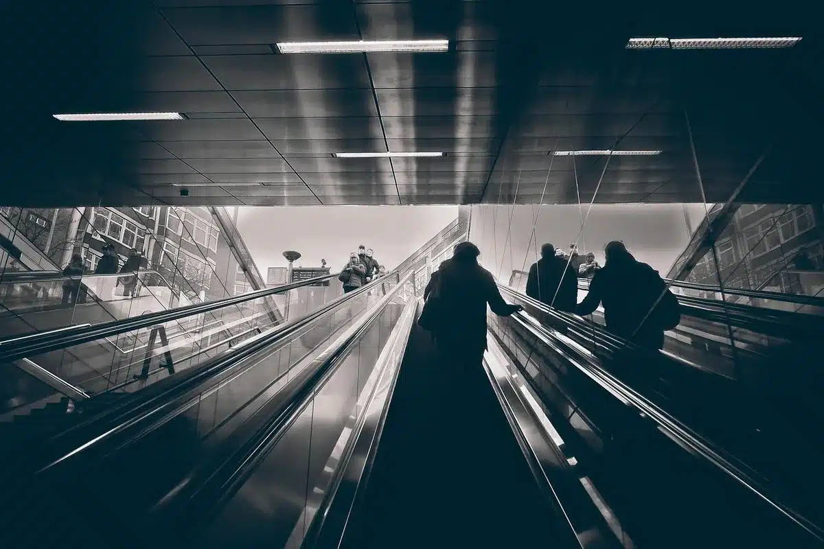 Enchaînement d'escalators et de tapis roulants le long d'une pente urbaine