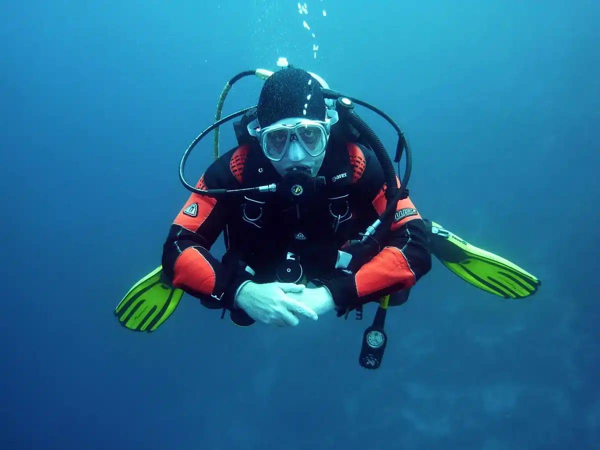 Plongeurs en combinaison et matériel d'archéologie maritime près d'un site côtier
