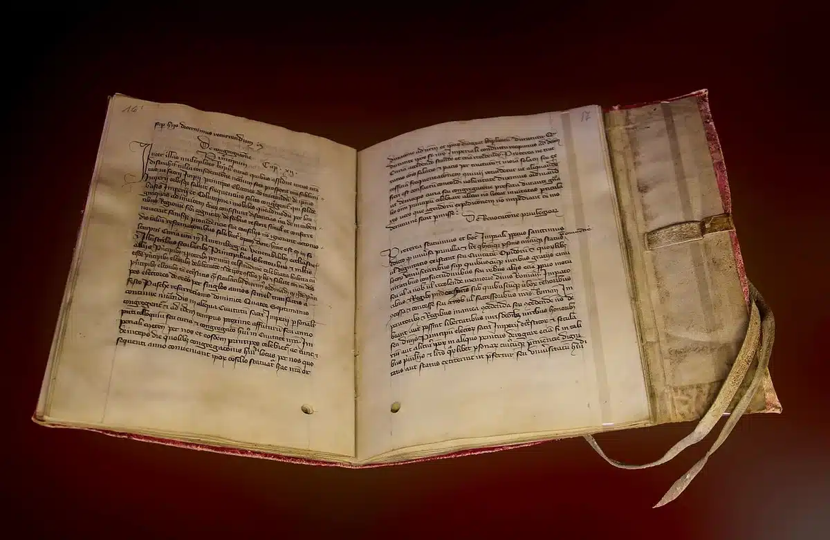 Documents d'archives et pièces anciennes disposées sur une table