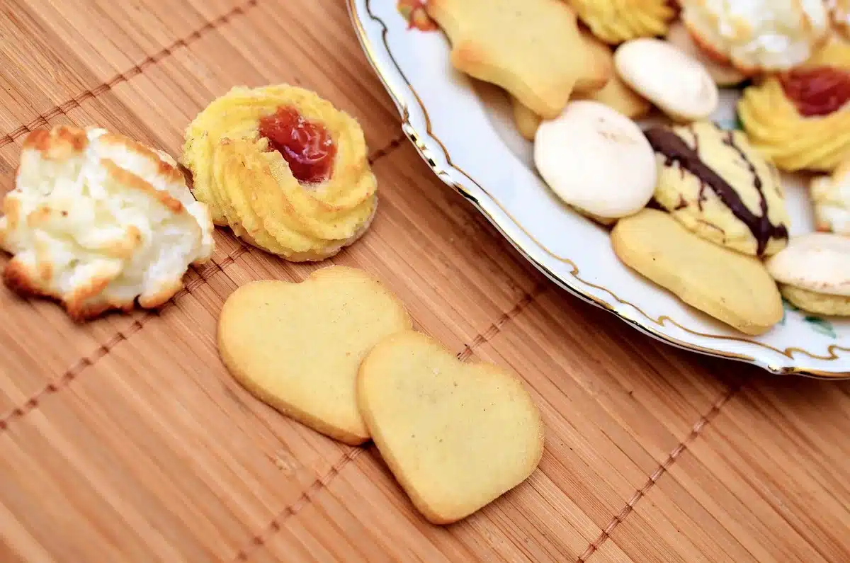 Assortiment de desserts d'automne sur une table rustique