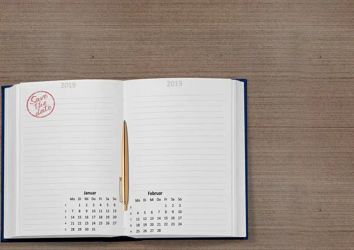 Calendrier astrologique annoté montrant des dates clés de rétrogradation