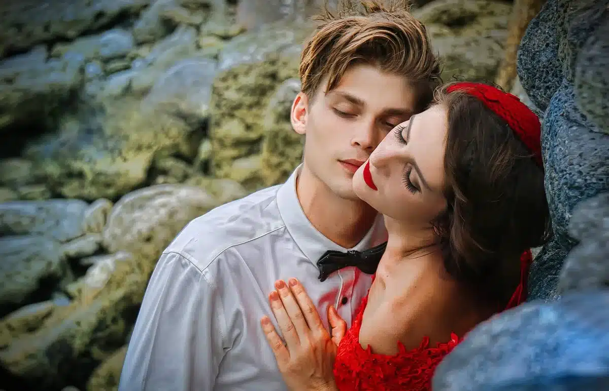 Couple se tenant près l'un de l'autre dans une lumière de journée, posture intime