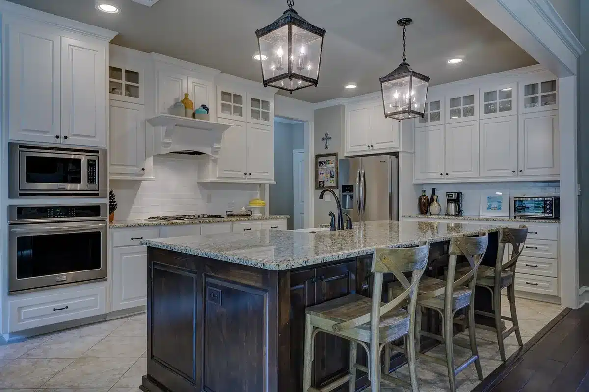 Façades de placards de cuisine alignées pour le home staging