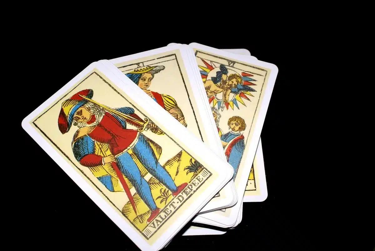 Tirage de tarot en gros plan sur une table en lumière du jour